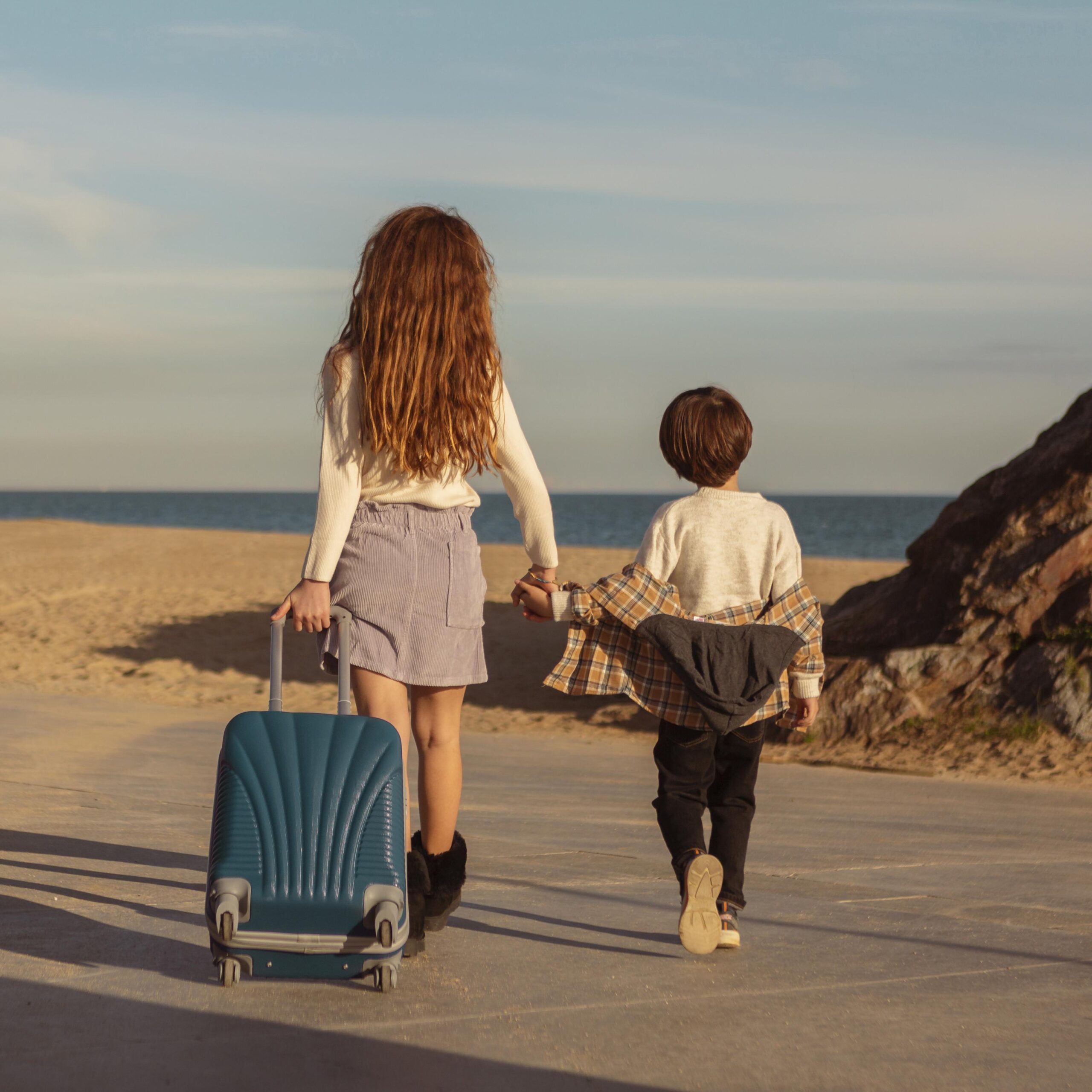 back-view-kids-walking-with-baggage